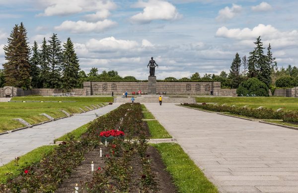 Piskarevskoye_Memorial_Cemetery_St._Petersburg_02
